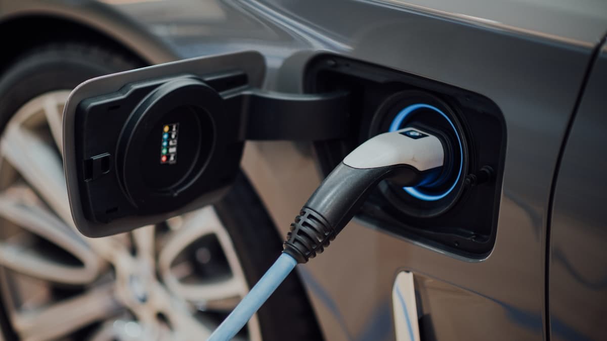 Modern bir şarj istasyonuna bağlı elektrikli araç